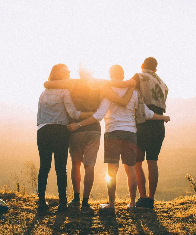 Groupe d'amis au sommet au coucher du soleil, voyage entre amis sur mesure