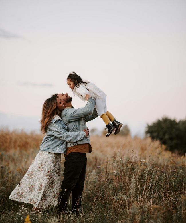 Famille heureuse en voyage, voyage en famille sur mesure