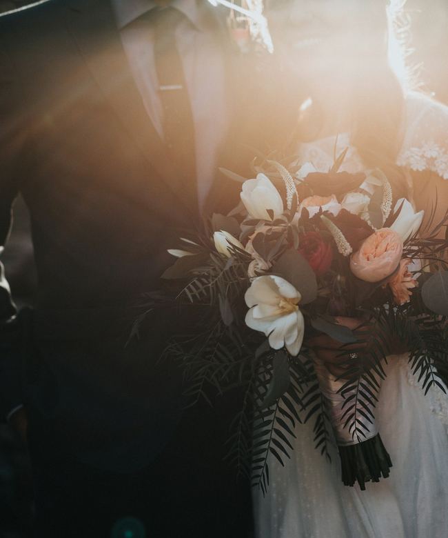 Bouquet de mariée en pleine lumière, voyage de noces sur mesure